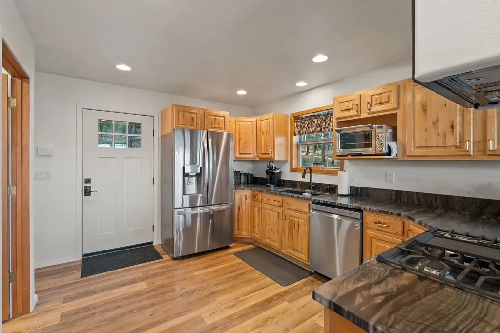 18090 Demersville Wagon Road Lakeside MT 59922