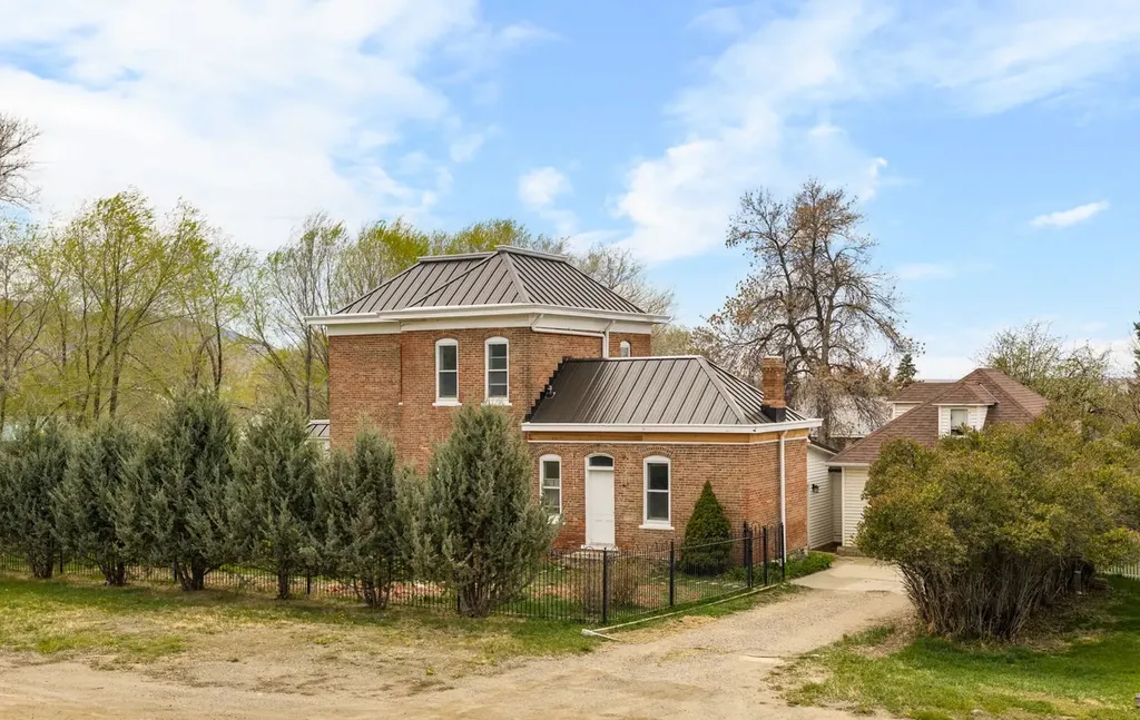 113 E Poppleton Street Sheridan MT 59749