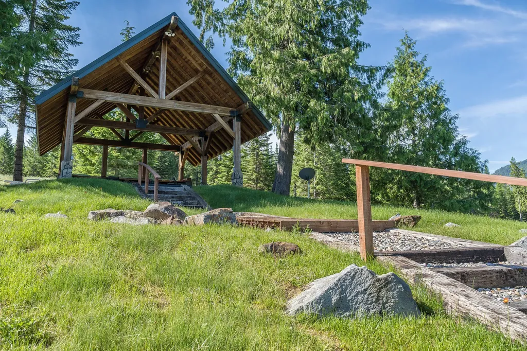 17274 / 17276 Bull Lake Road Troy MT 59935