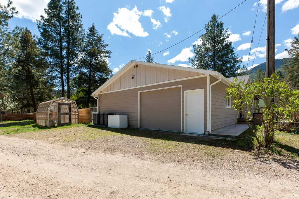 6400 Boondock Lane Clinton MT 59825