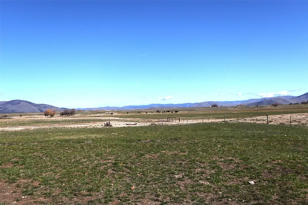 24 Cluzen Road Lonepine MT 59848