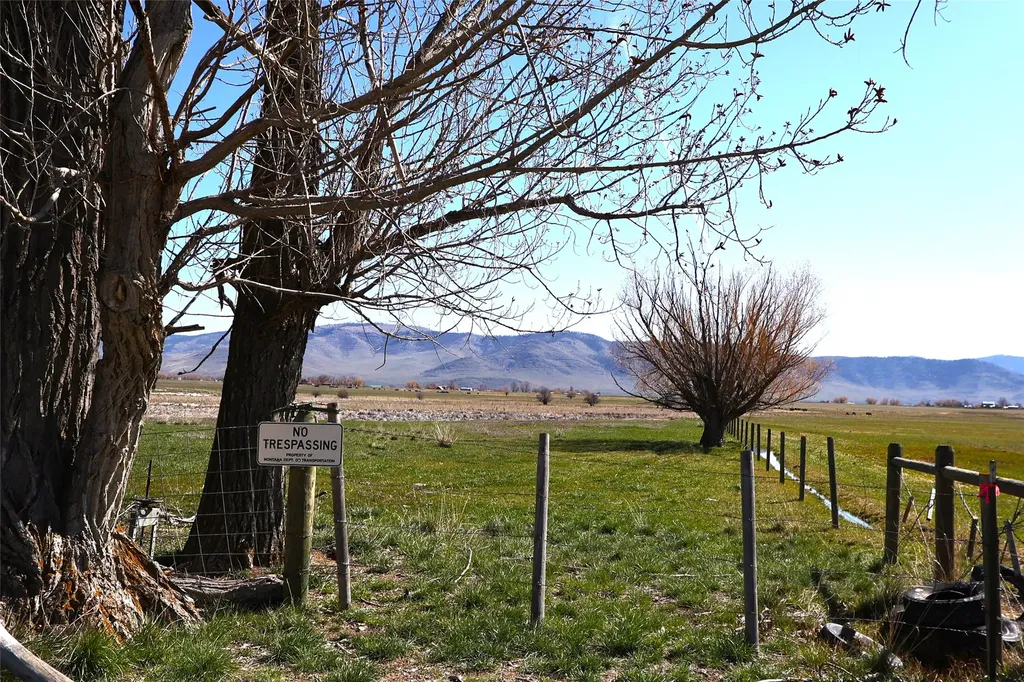 24 Cluzen Road Lonepine MT 59848