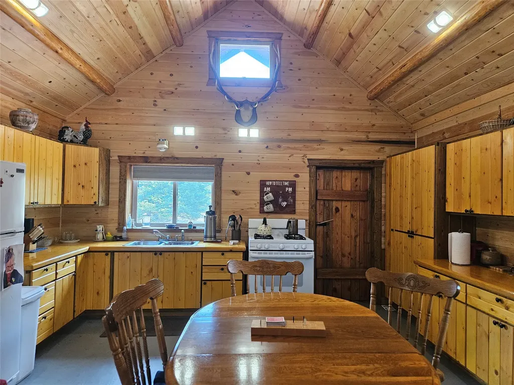 8880 Elk Trail Loop Lincoln MT 59639