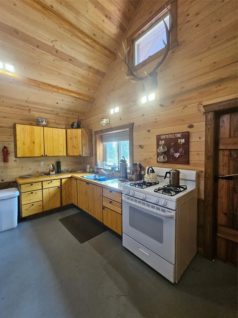 8880 Elk Trail Loop Lincoln MT 59639