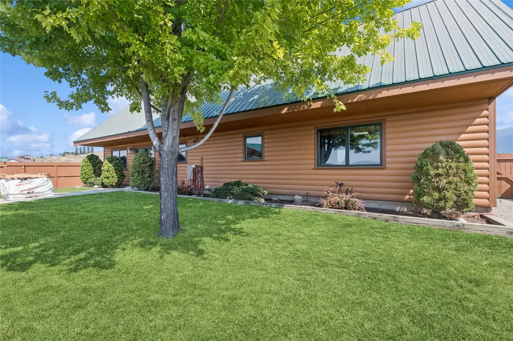 126 Glacial High Court Eureka MT 59917