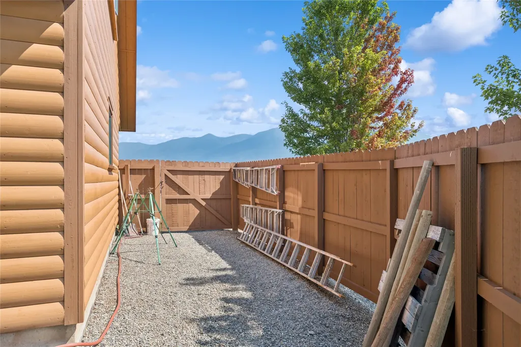 126 Glacial High Court Eureka MT 59917