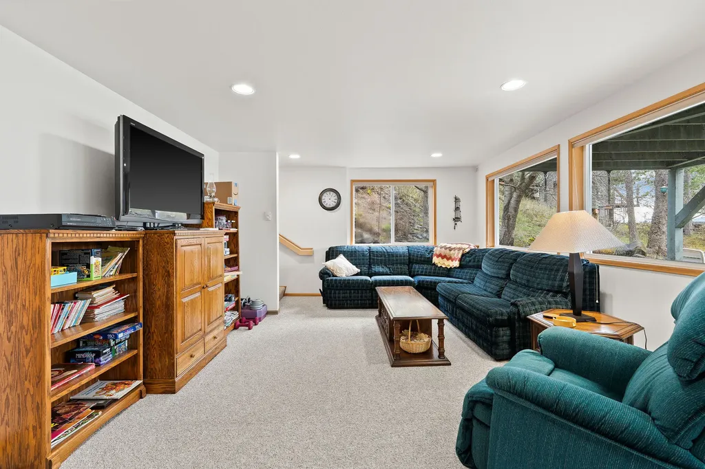 21019 Park Lane Rollins MT 59931