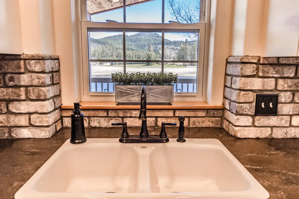 33608 Hilltop Terrace Bigfork MT 59911