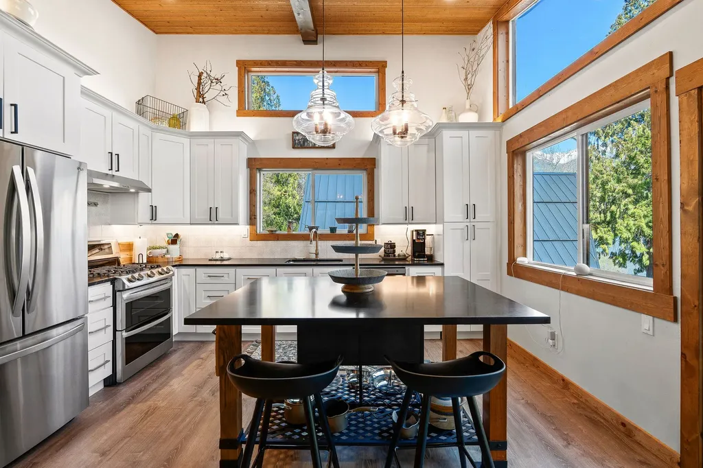 17562 W Swan Shores Road Bigfork MT 59911