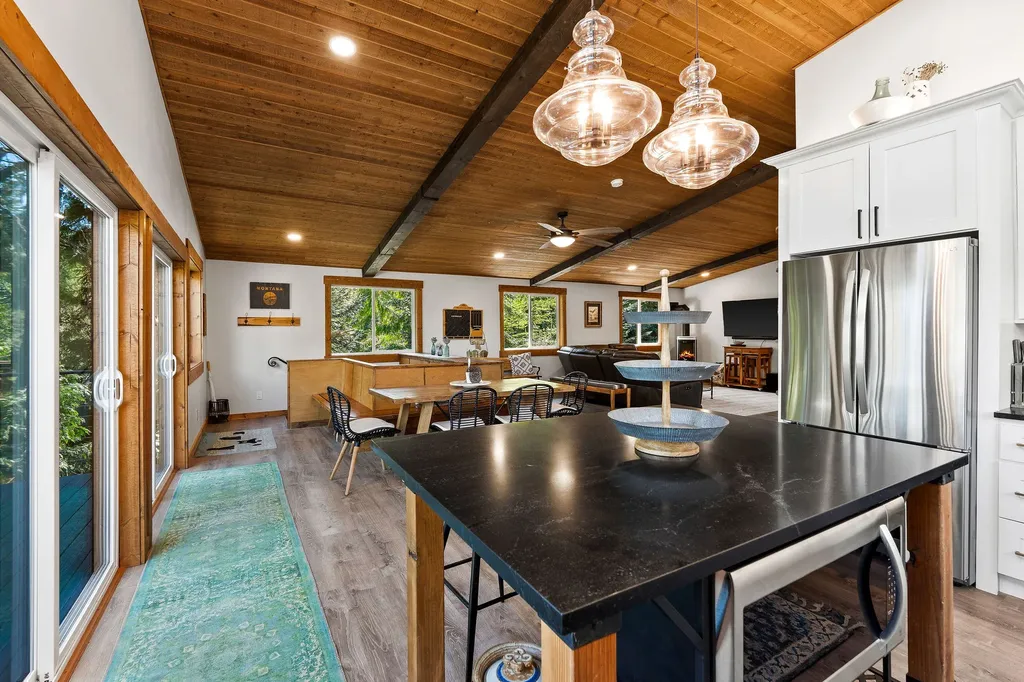 17562 W Swan Shores Road Bigfork MT 59911
