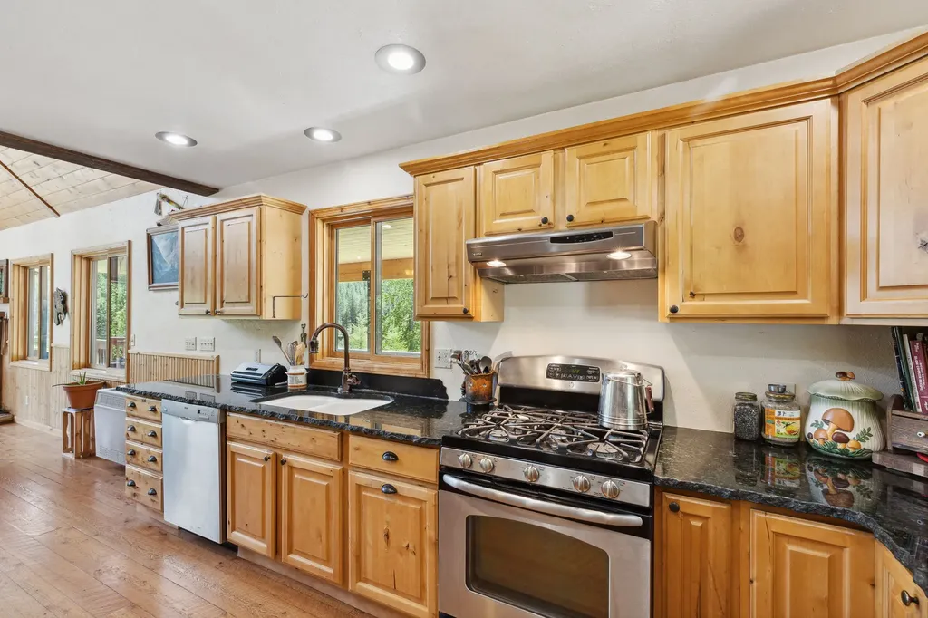 82 White Mountain Lane Alberton MT 59820
