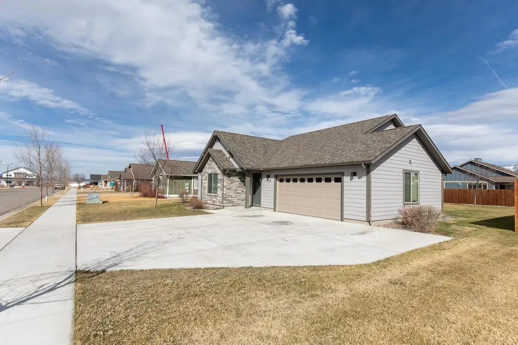 1718 Shelby Avenue Belgrade MT 59714