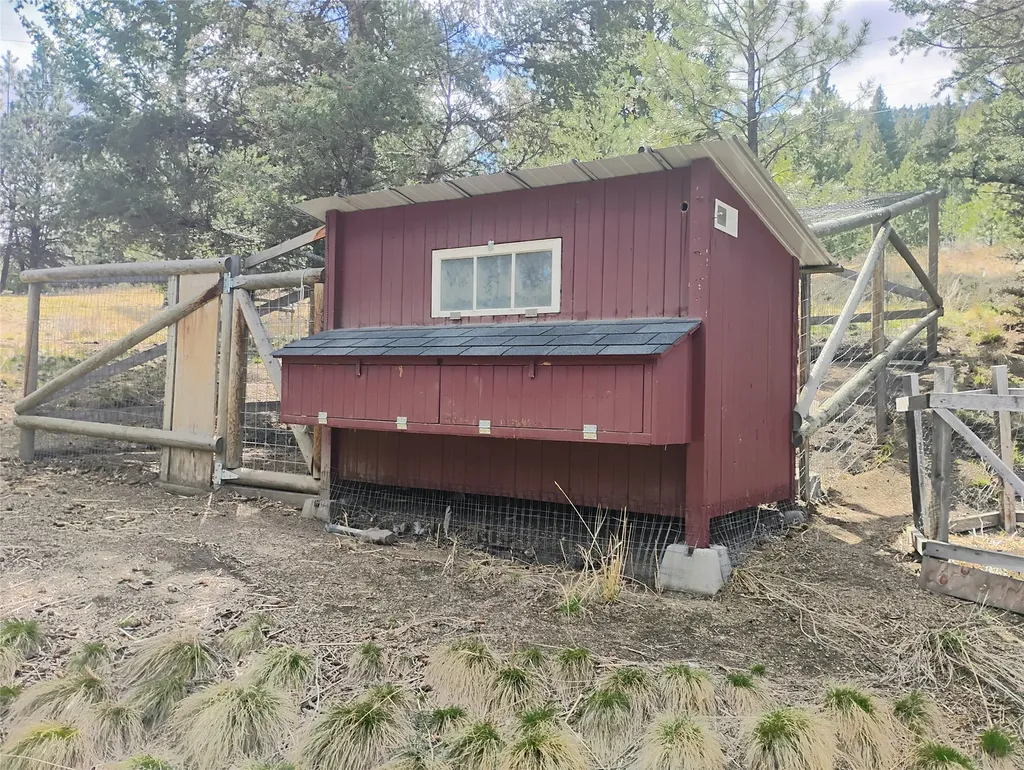 25 Coyote Road Clancy MT 59634