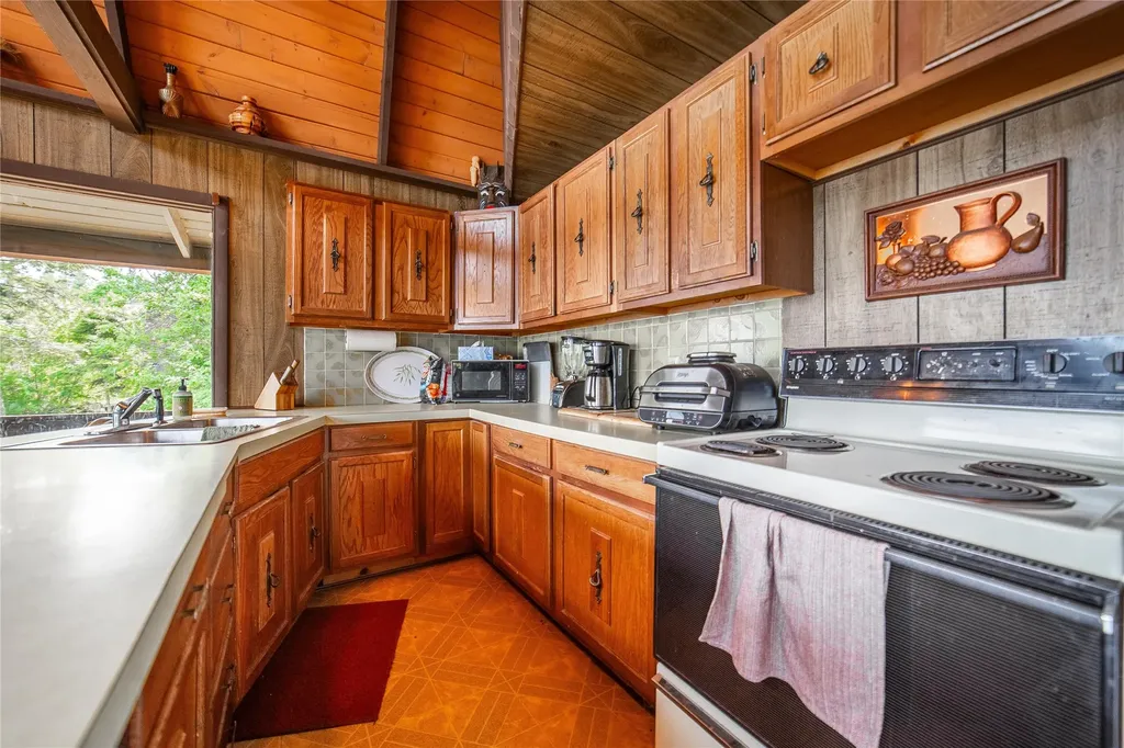 38595 Mary B Lane Rollins MT 59922