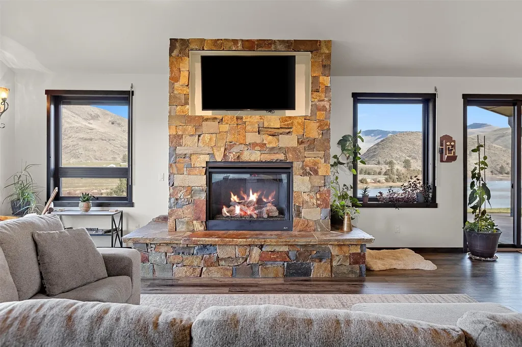 9701 Mount Highway 200 Dixon MT 59831