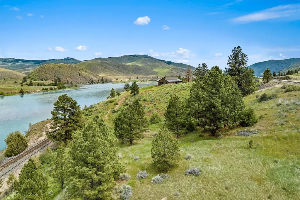 9701 Mount Highway 200 Dixon MT 59831