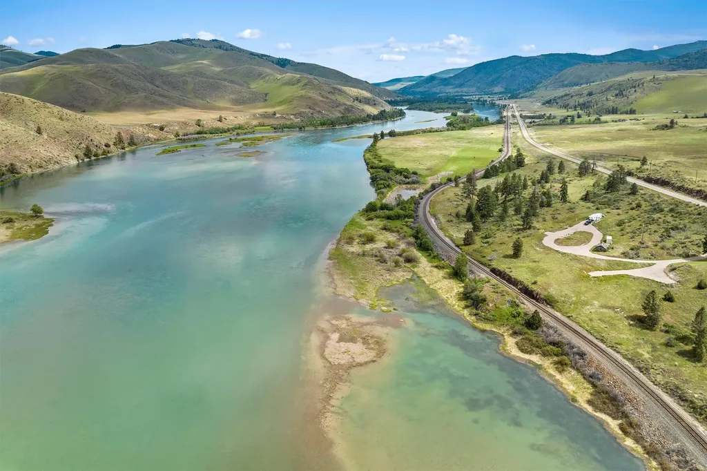9701 Mount Highway 200 Dixon MT 59831