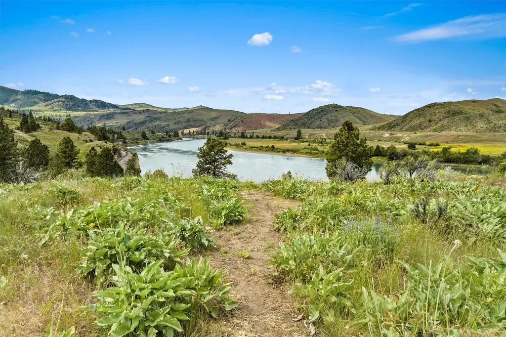 9701 Mount Highway 200 Dixon MT 59831