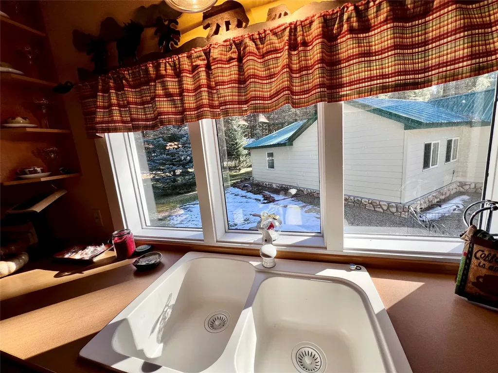 208 4th Avenue Lincoln MT 59639