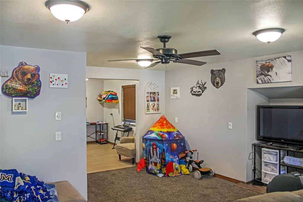 122 E Richland Avenue Shelby MT 59474