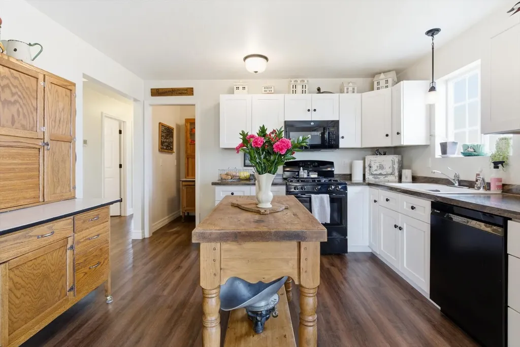 1237 Mackinaw Loop Somers MT 59932