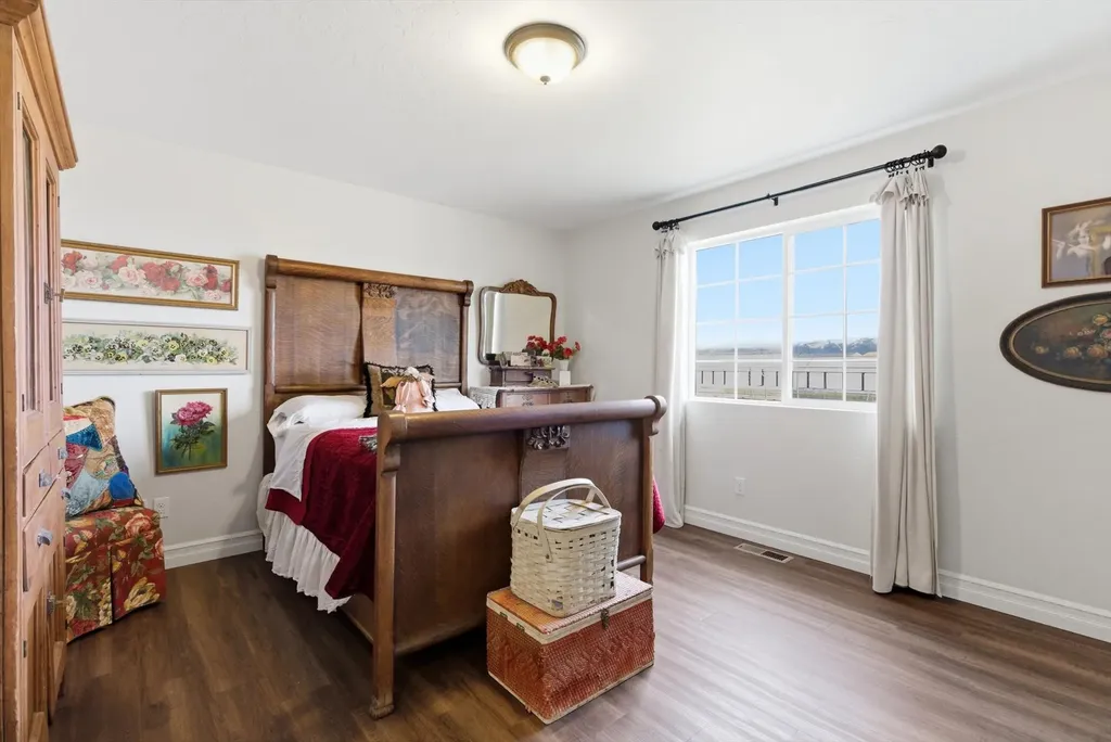 1237 Mackinaw Loop Somers MT 59932
