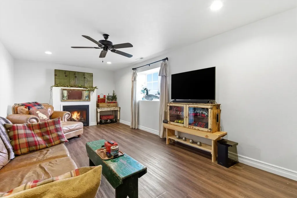 1237 Mackinaw Loop Somers MT 59932