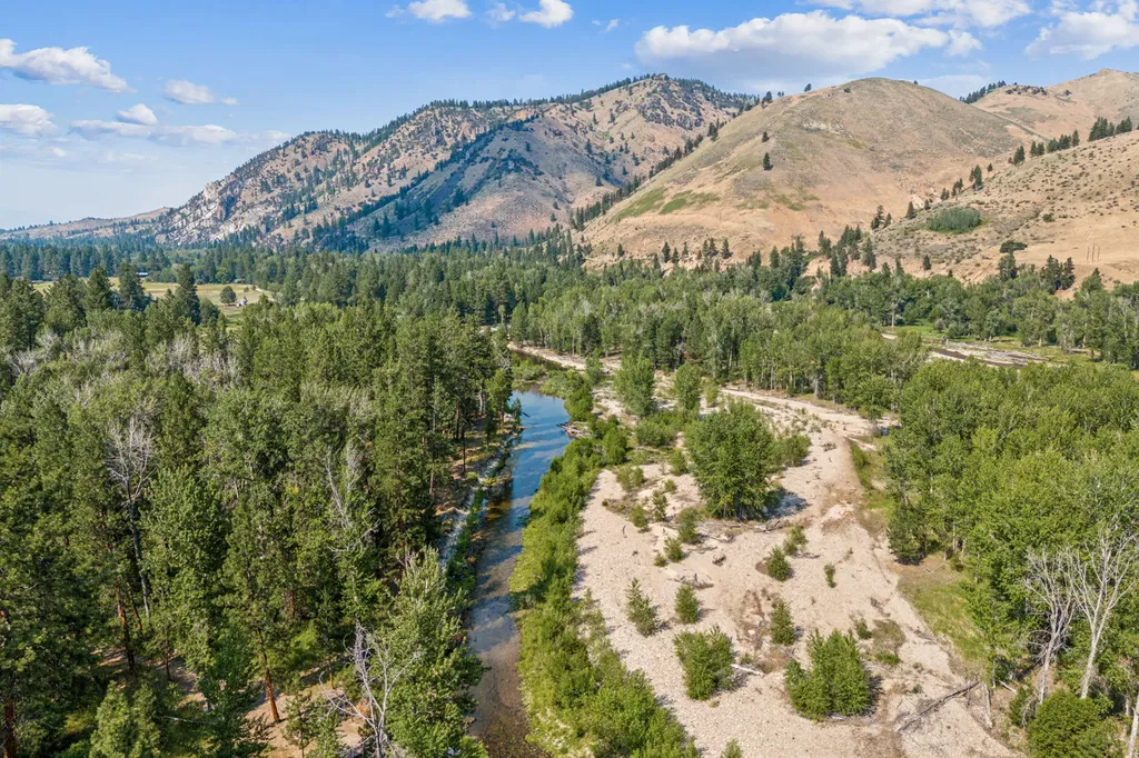 2848 E Gorus Loop Darby MT 59829
