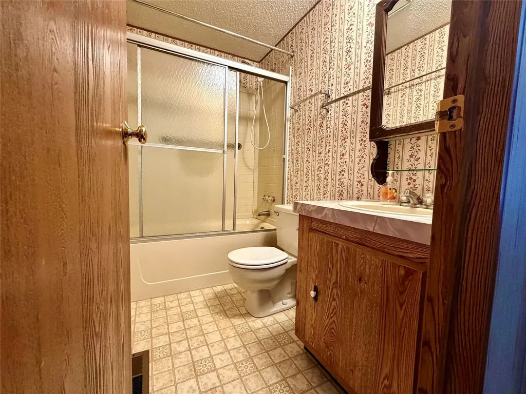 28 W Shore Road Babb MT 59411