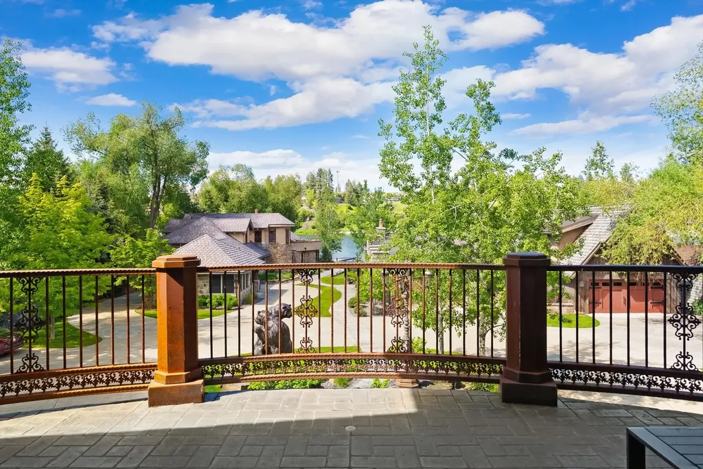 10 Bear Dance Village Bigfork MT 59911