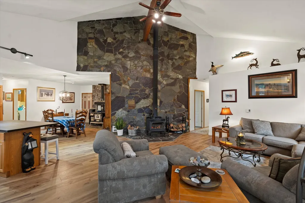1720 River Road Troy MT 59935