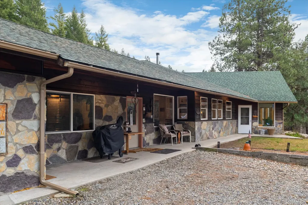 1720 River Road Troy MT 59935