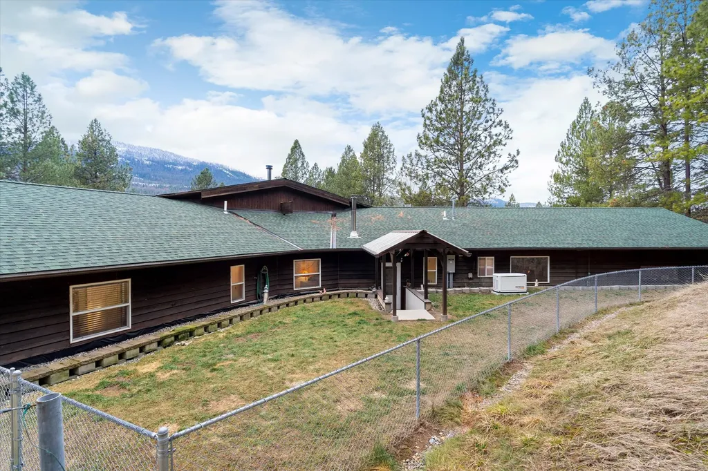 1720 River Road Troy MT 59935