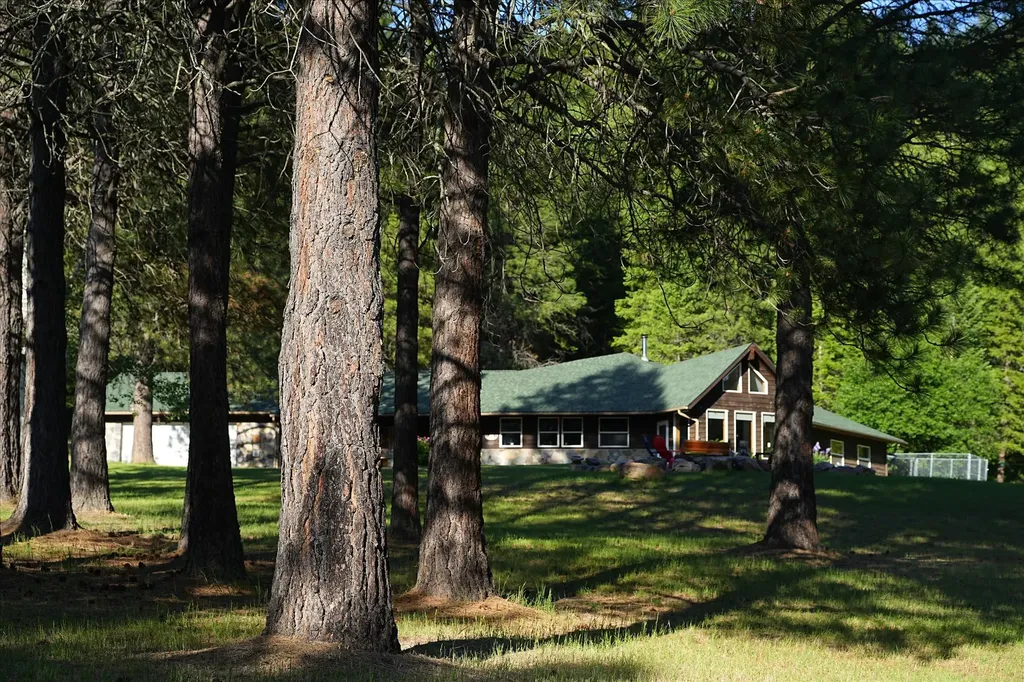1720 River Road Troy MT 59935