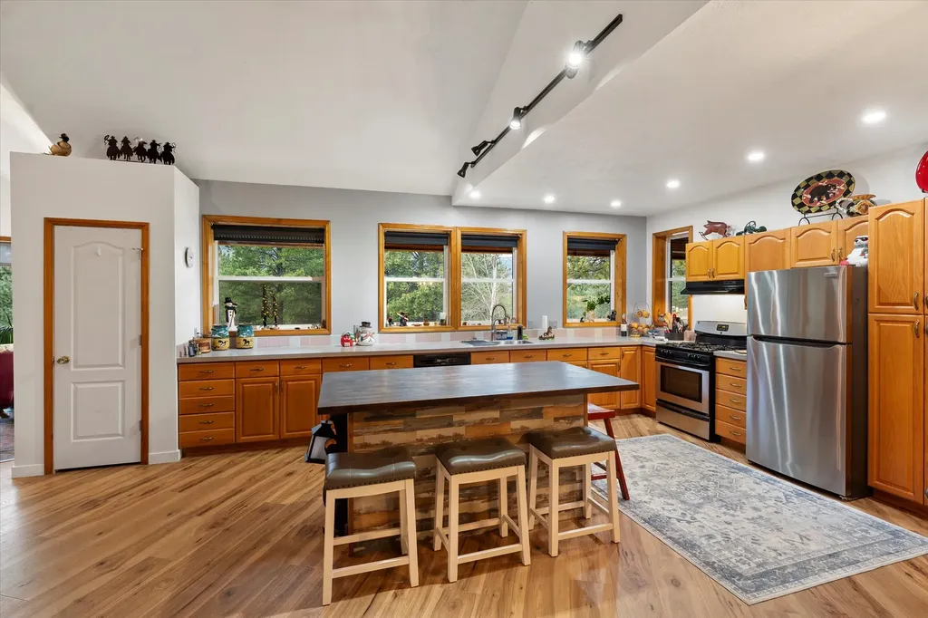 1720 River Road Troy MT 59935