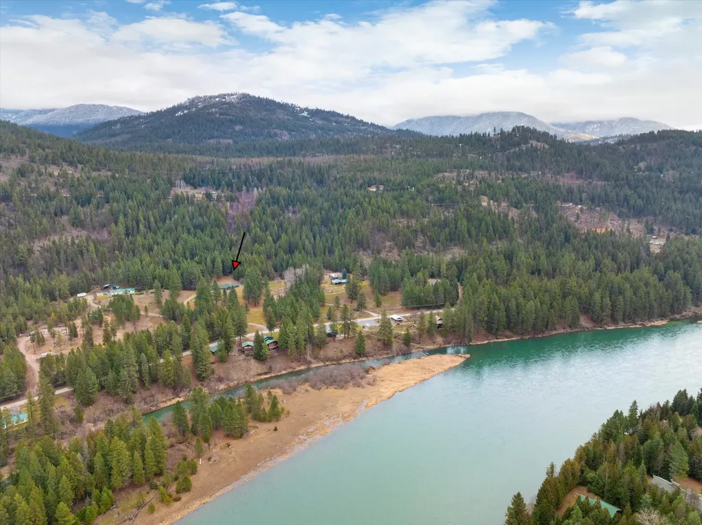 1720 River Road Troy MT 59935
