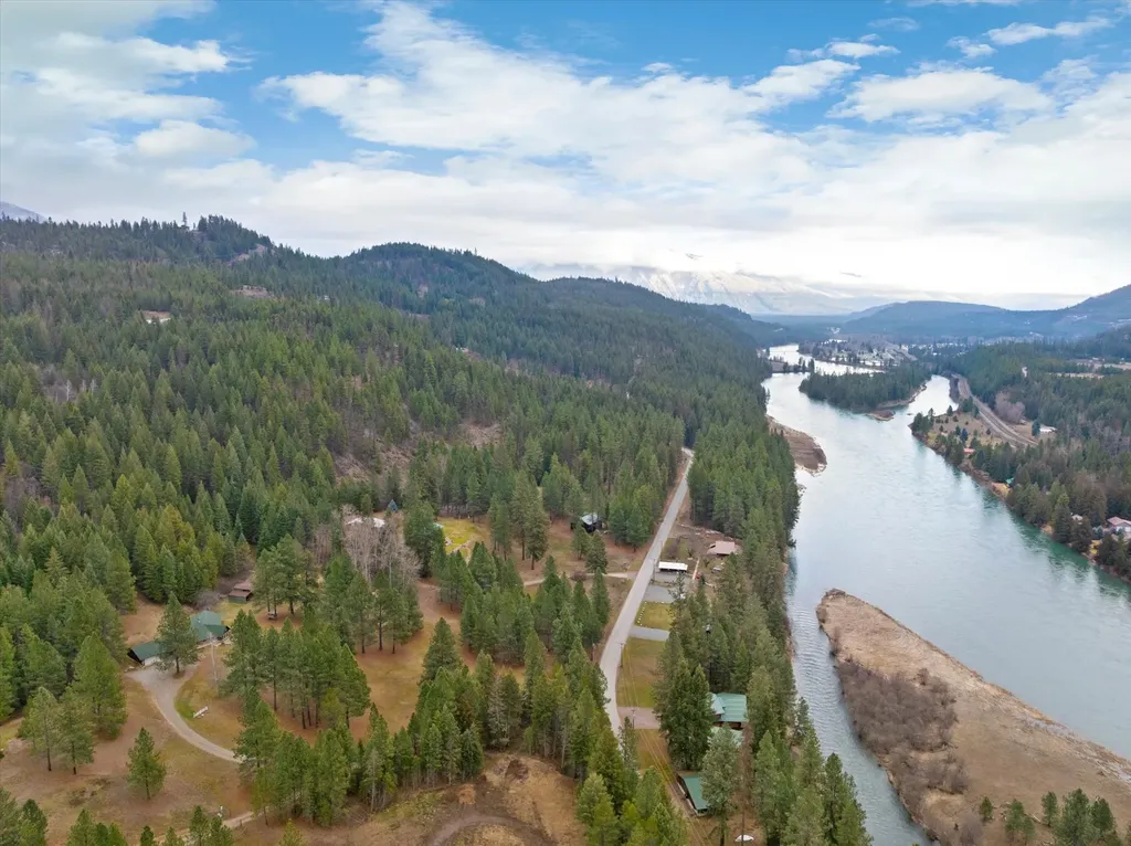 1720 River Road Troy MT 59935
