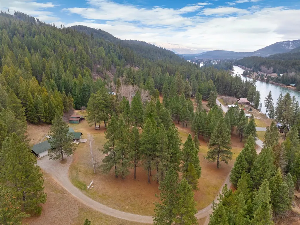 1720 River Road Troy MT 59935