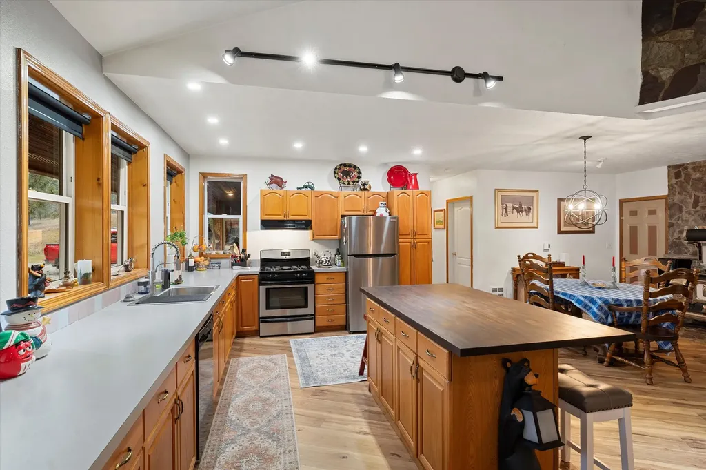 1720 River Road Troy MT 59935