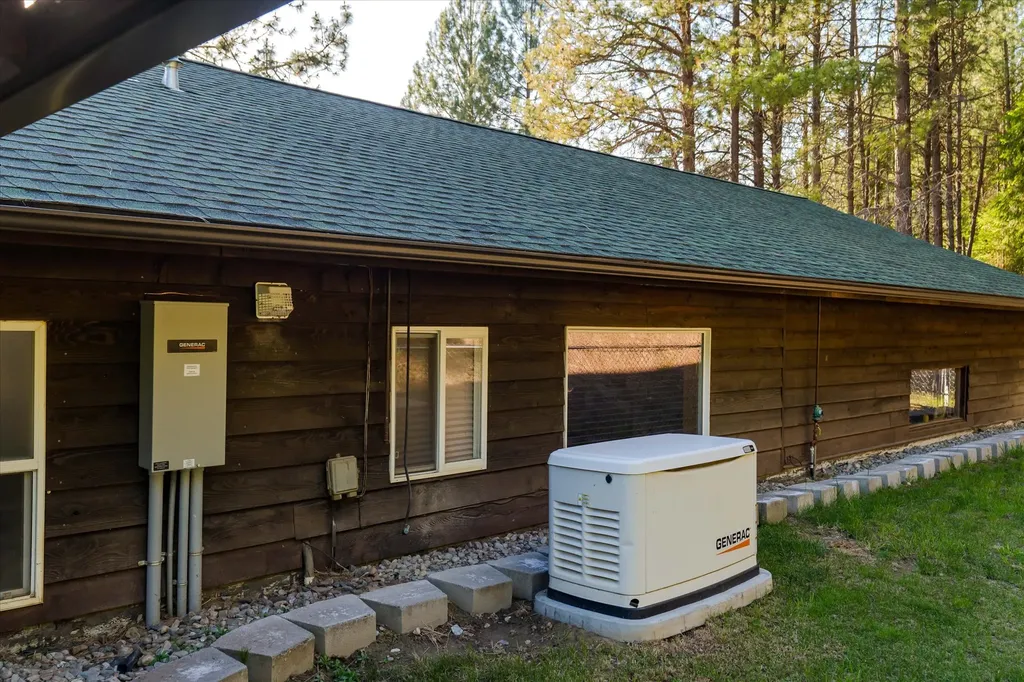 1720 River Road Troy MT 59935