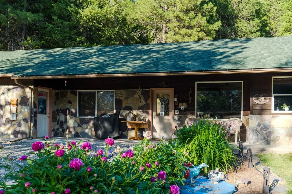 1720 River Road Troy MT 59935
