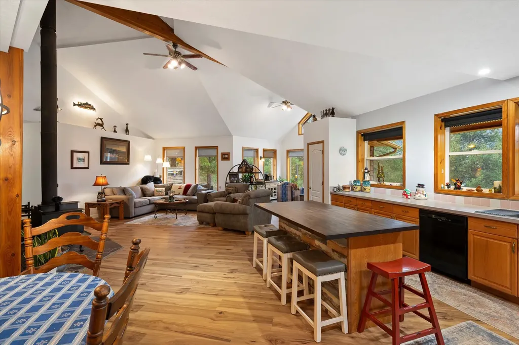 1720 River Road Troy MT 59935
