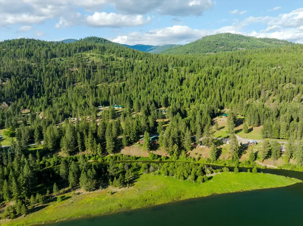 1720 River Road Troy MT 59935