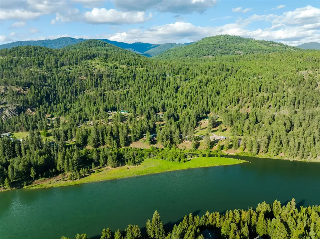1720 River Road Troy MT 59935