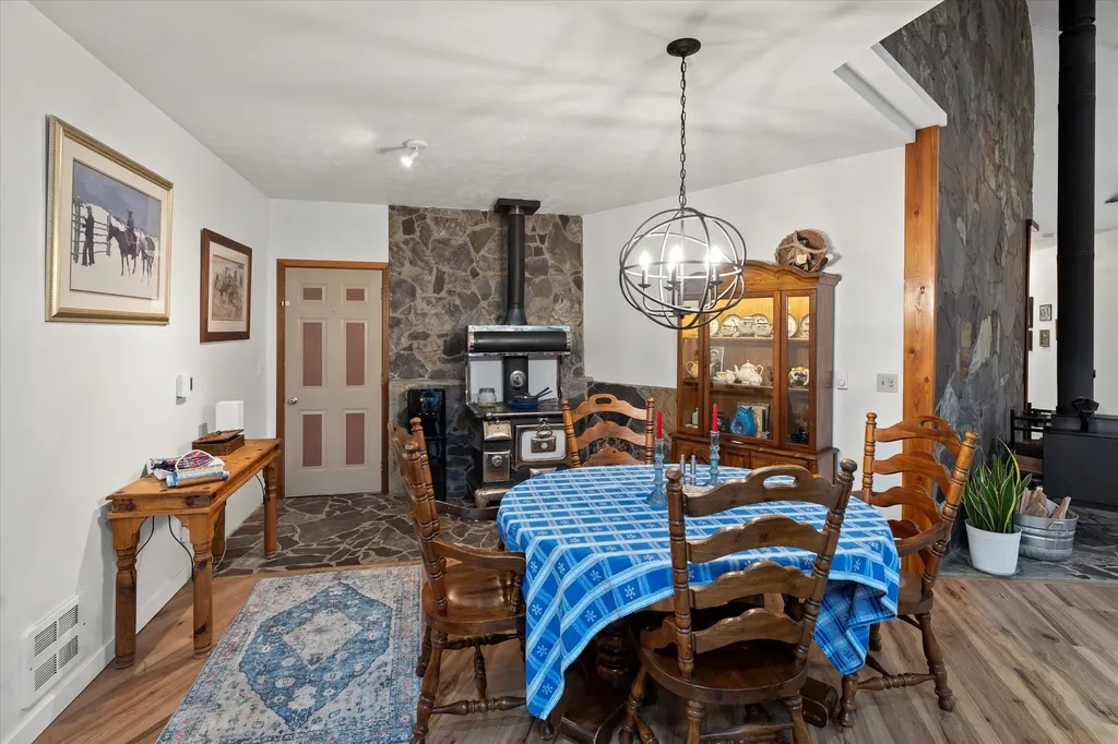 1720 River Road Troy MT 59935