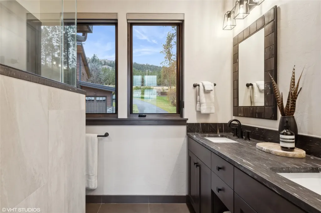 22934 Damaskes Way Rollins MT 59931
