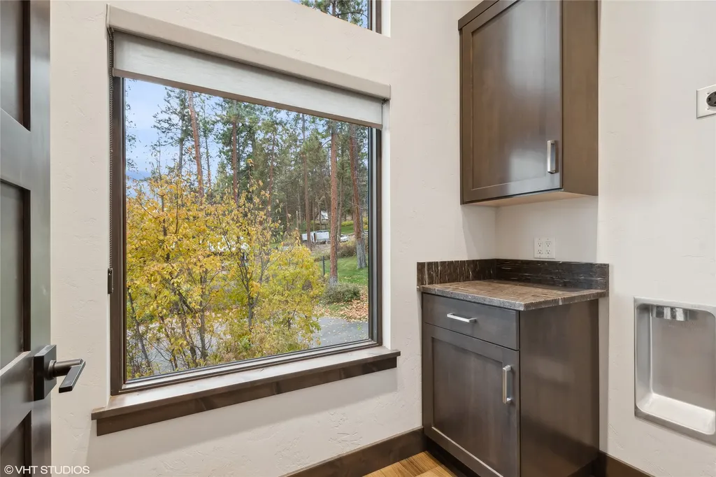 22934 Damaskes Way Rollins MT 59931