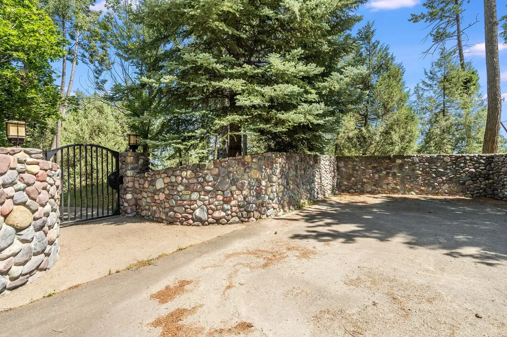 953 Angel Point Road Lakeside MT 59922