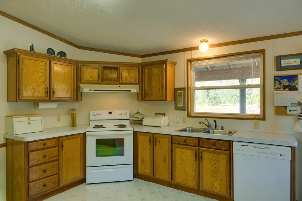 2766 E Fork Road Sula MT 59871
