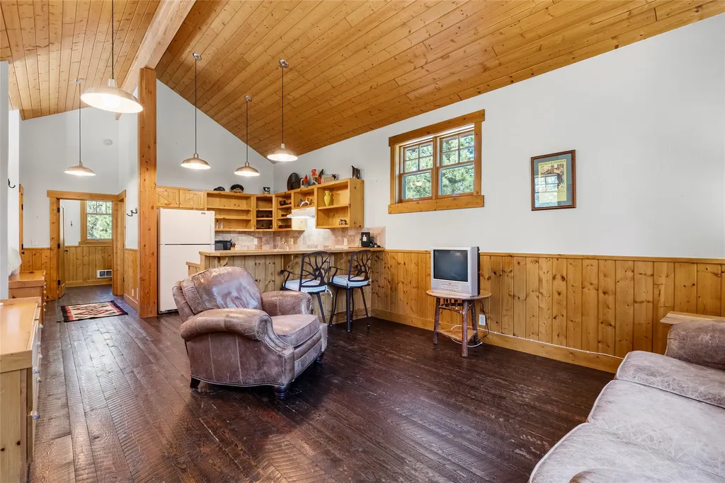 594 Bunkhouse Road Darby MT 59829